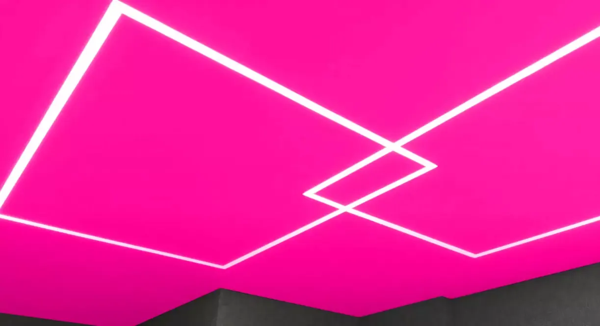 Розовый натяжной потолок со световыми линиями — Миасс, проспект Автозаводцев, 17, фото 3